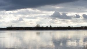 Vlijmen gezien van over het blauwe meer