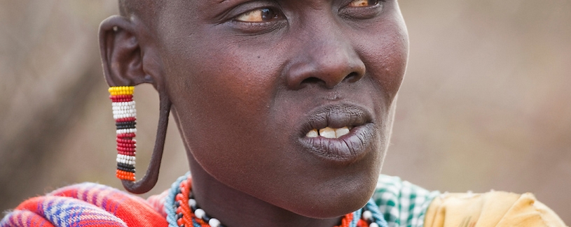 oorpiercing Masai vrouw in Kenya