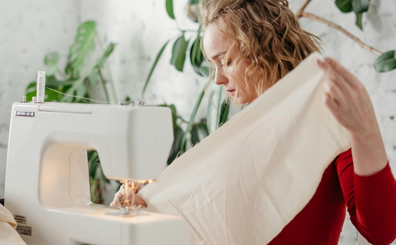 vrouw aan naaimachine